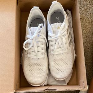 Barely worn white adidas shoes